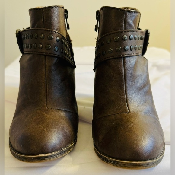 Blowfish Women’s Faux Leather Brown Ankle Booties with Studded Strap Size 7.5M - Picture 4 of 8